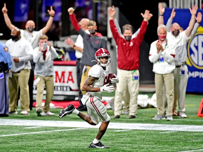 Alabama WR DeVonta Smith scores a touchdown vs. Florida